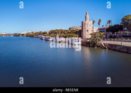 Torre del Oro (Turm von Gold) am Ufer des Flusses Guadalquivir, Sevilla, Spanien Stockfoto