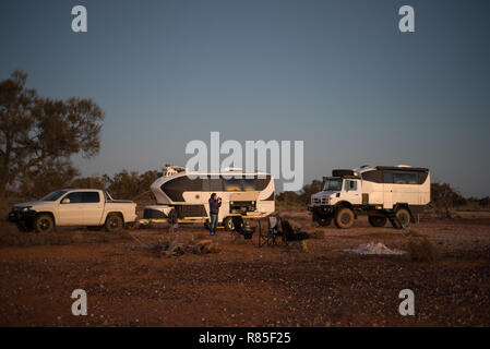 Eine Familie sitzt am Lagerfeuer im australischen Outback Stockfoto