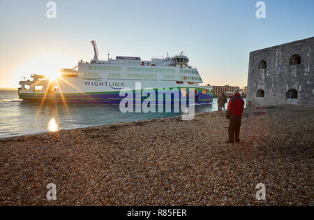 Hybrid Energie Isle of Wight Car Ferry Victoria Wight in Portsmouth Harbour am späten Nachmittag mit Sun direkt hinter Stockfoto