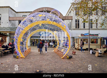 Große beleuchtete Weihnachtsdekoration in Commerical Road Shopping area, Portsmouth Stockfoto