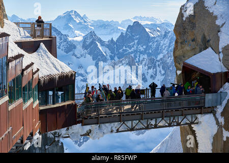 Die Passerelle des Aiguille du Midi, der von der Seilbahn, die Sie in der Beobachtung Schreibtisch im Winter. Mont Blanc, Chamonix, Haute-Savoie Stockfoto