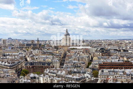 Paris, Frankreich. Das Pantheon und das Latin Quarter von Notre Dame Sicht. Dome und Saint Etienne du Mont Kirche. Stockfoto