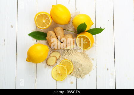 Zitrone und Ingwer Wurzel auf einer hölzernen Hintergrund. Stockfoto