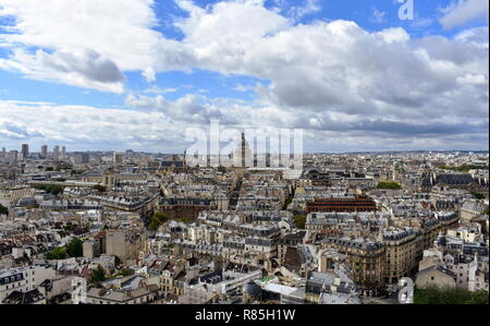 Paris, Frankreich. Das Pantheon und das Latin Quarter von Notre Dame Sicht. Dome und Saint Etienne du Mont Kirche. Stockfoto