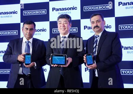 New Delhi, Indien. 13 Dez, 2018. Hiroaki Sakamoto, MD, Mobile Solutions Business Division, Panasonic Corporation zusammen mit anderen während der Einleitung der härtesten Touch Pad smart phone. Credit: Jyoti Kapoor/Pacific Press/Alamy leben Nachrichten Stockfoto