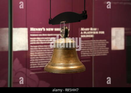 Das Schiff ist in Bell, Mary Rose Museum, Historic Dockyard, Portsmouth, Hampshire, England, Großbritannien, USA, UK, Europa Stockfoto