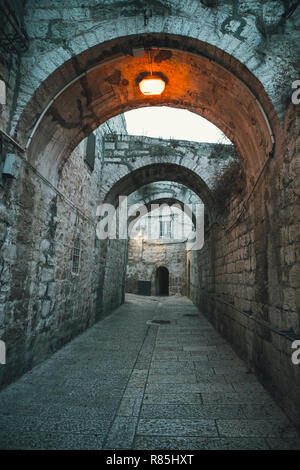 Mystische Straße am Morgen in der Altstadt von Jerusalem. Alten engen Gassen im Viertel von Jerusalem. Stockfoto