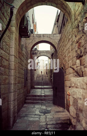 Mystische Straße am Morgen in der Altstadt von Jerusalem. Alten engen Gassen im Viertel von Jerusalem. Stockfoto