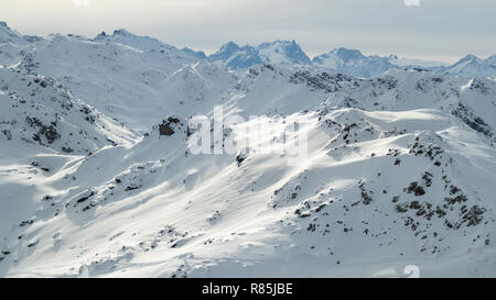 Courchevel Skigebiet Les 3 Vallees Rhone Alpes Savoie Frankreich La Saulire Seilbahn zum Gipfel Blick Richtung Meribel und die 3 Täler, Berge und Schnee Stockfoto