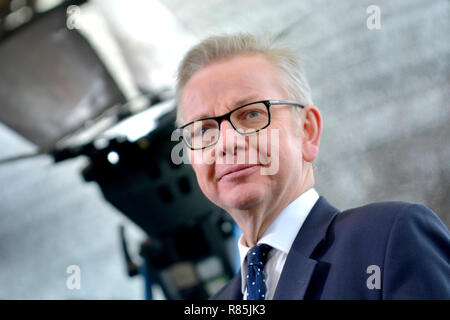 Michael Gove MP (Con: Surrey Heath) auf College Green, Westminster, die Vertrauensabstimmung in Theresa's kann die Führung der Konservativen P zu diskutieren Stockfoto