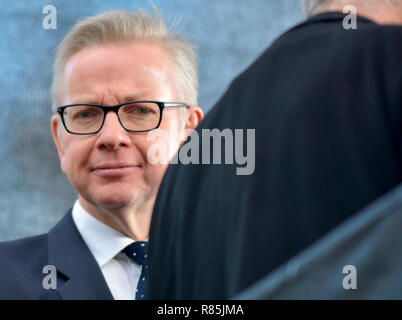 Michael Gove MP (Con: Surrey Heath) auf College Green, Westminster, das Mißtrauensvotum in Theresa's Mai Führung der Conservativ zu diskutieren Stockfoto