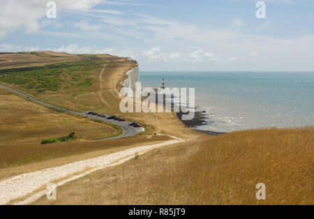 Straße und Leuchtturm am Beachy Head in der Nähe von Eastbourne, East Sussex, England. Mit unkenntlich Menschen. Stockfoto