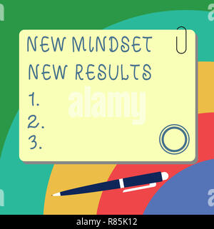 Handschrift Text schreiben Neue denkrichtung neue Ergebnisse. Begriff Sinne offen für Möglichkeiten keine Grenzen denken, größere leeres Quadrat Farbtafel mit Magnet Cl Stockfoto