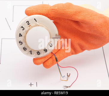 Hand halten Telefon Fachhandel auf einem Hintergrund des elektrischen Systems Stockfoto