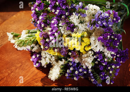 Wilde Blumen auf einem alten Holz- Hintergrund Stockfoto