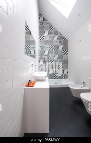 Moderne loft Badezimmer mit hoher Decke, begehbarer Dusche, schwarzem vinyl Boden und Schwarze und Weiße monochrome Porzellan Wandfliesen. Stockfoto