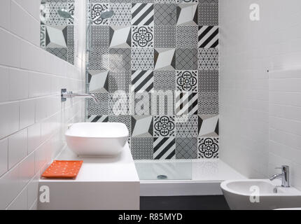 Moderne loft Bad mit ebenerdiger Dusche und Schwarze und Weiße monochrome Porzellan Wandfliesen. Stockfoto