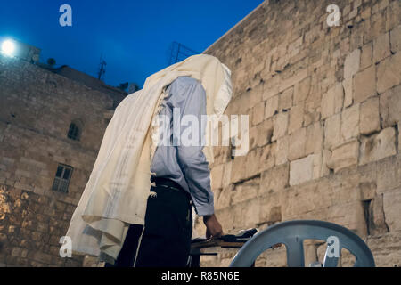 Mann, der betet zu ihrer Religion an der Klagemauer oder Kotel in der historischen Altstadt von Jeruslam Stockfoto