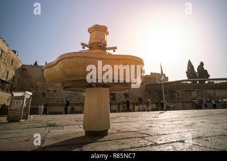 Öffentliche goldene Becher für rituelle von Hand waschen an der westlichen Mauer in der alten Stadt Jerusalem am Fuße der westlichen Seite des Tempels Moun Stockfoto