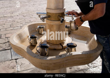 Krane mit Wasser und spezielle Ritual Cups zum Waschen der Hände neben der Klagemauer in Jerusalem. Israel. Leute ihre Hände waschen. Stockfoto