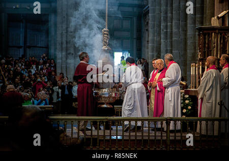 Pilgrim's Masse und des Klerus sind die Beleuchtung der botafumeiro, durch die tiroboleiros der Kathedrale von Santiago, Spanien Stockfoto