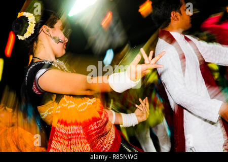 Vadodara, Indien - 20. Oktober 2018: Männer und Frauen in der traditionellen indischen Kleider Tanz garba während hinduistische navratri Festival zum Ausdruck bringen Bewegung und Freude Stockfoto