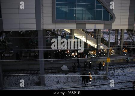 Ankara, Türkei. 13. Dez 2018. Foto am Dez. 13, 2018 wird der Standort von einem Zugunglueck in Ankara, Türkei. Mindestens sieben Menschen getötet und 46 andere in einem ICE-Unfall in der türkischen Hauptstadt Ankara verletzt am Donnerstag Morgen, die Ankara Gouverneur sagte. (Xinhua / Ihlas Nachrichtenagentur) (yy) Quelle: Xinhua/Alamy leben Nachrichten Stockfoto