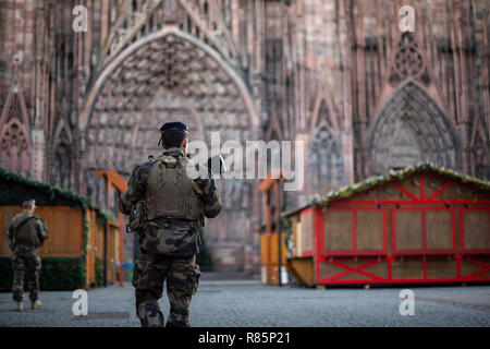 Straßburg, Frankreich. 13. Dez 2018. 13. Dezember 2018 Frankreich (Frankreich), Straßburg: Französische Soldaten pass Geschlossen Weihnachten Marktstände nach einem Angriff in der Nähe des Straßburger Weihnachtsmarkt vor dem Dom. Ein Attentäter hatte zwei Menschen in der Nähe des Weihnachtsmarkts Schuß auf 12.12.2018. Der 29-Jährige ist noch auf der Flucht. Die Anti-terror-Spezialisten des Büros des Pariser Staatsanwaltschaft die Ermittlungen übernommen haben. Foto: Sebastian Gollnow/dpa Quelle: dpa Picture alliance/Alamy leben Nachrichten Stockfoto