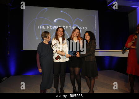 Berlin, Deutschland. 12. Dezember 2018. Jury Mitglied Erika Hoffmann (links) und die Gewinner Weiter Schreiben (Berlin). Am 12. Dezember der feierlichen Preisverleihung der Initiative "Die Macht der Kunst" zum zweiten Mal in Berlin stattfindet. Mit 200.000 Euro ist es der höchstdotierten Preis für kulturelle Teilhabe in Deutschland. Bild: Sao Struck/Alamy leben Nachrichten Stockfoto