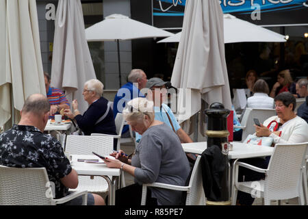 Gibraltar. 12. Dezember 2018. Mit zwei großen Kreuzfahrtschiffe im Hafen, die Passagiere Flut Gibraltars Hauptstraße hoffen einige last minute Christmas shopping zusammen mit absackung Einige duty free Souvenirs. Credit: Keith Larby/Alamy Leben Nachrichten tun Stockfoto