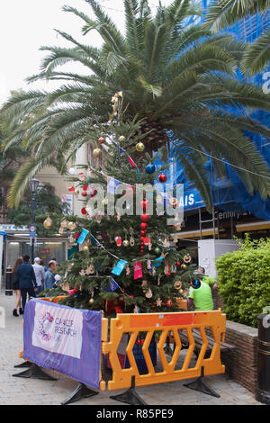 Gibraltar. 12. Dezember 2018. Mit zwei großen Kreuzfahrtschiffe im Hafen, die Passagiere Flut Gibraltars Hauptstraße hoffen einige last minute Christmas shopping zusammen mit absackung Einige duty free Souvenirs. Credit: Keith Larby/Alamy Leben Nachrichten tun Stockfoto