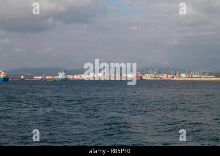 Gibraltar. 12. Dezember 2018. Mit zwei großen Kreuzfahrtschiffe im Hafen, die Passagiere Flut Gibraltars Hauptstraße hoffen einige last minute Christmas shopping zusammen mit absackung Einige duty free Souvenirs. Credit: Keith Larby/Alamy Leben Nachrichten tun Stockfoto