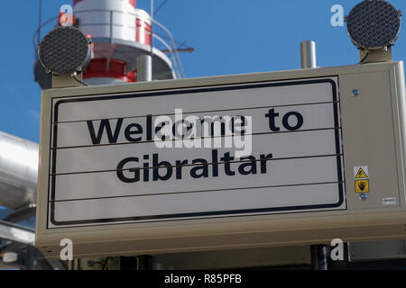 Gibraltar. 12. Dezember 2018. Mit zwei großen Kreuzfahrtschiffe im Hafen, die Passagiere Flut Gibraltars Hauptstraße hoffen einige last minute Christmas shopping zusammen mit absackung Einige duty free Souvenirs. Credit: Keith Larby/Alamy Leben Nachrichten tun Stockfoto