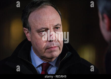 London, Großbritannien. 12. Dezember, 2018. Nigel Dodds, stellvertretende Vorsitzende der Democratic Unionist Party und Mitglied des Europäischen Parlaments für North Belfast, ist auf College Green außerhalb des Parlaments am Tag der Abstimmung das Vertrauen in Premierminister Theresa's kann die Führung der Konservativen Partei befragt. Credit: Mark Kerrison/Alamy leben Nachrichten Stockfoto