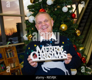 Southport, Merseyside, UK. 13 Dez, 2018. Jim McNiver (MR) zeigt den Geist von Weihnachten als Tesco Beschäftigte in der festlichen Spaß verbinden. Tesco Mitarbeiter in den Weihnachten festliche Stimmung durch die Unterstützung von Speichern Weihnachten jumper Tag der Kinder. Personal vereinbart einfach auf einem albernen Pullover Stick und fördern Spenden zu helfen, das Leben von Kindern retten. Freitag zum siebten jährlichen Weihnachten Jumper Tag der Mittelbeschaffung für Nächstenliebe in der kammgarn sartorial Ereignis des Jahres, Kredit: MediaWorldImages/AlamyLiveNews. Stockfoto