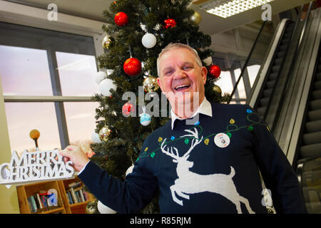 Southport, Merseyside, UK. 13 Dez, 2018. Jim McNiver (MR) zeigt den Geist von Weihnachten als Tesco Beschäftigte in der festlichen Spaß verbinden. Tesco Mitarbeiter in den Weihnachten festliche Stimmung durch die Unterstützung von Speichern Weihnachten jumper Tag der Kinder. Personal vereinbart einfach auf einem albernen Pullover Stick und fördern Spenden zu helfen, das Leben von Kindern retten. Freitag zum siebten jährlichen Weihnachten Jumper Tag der Mittelbeschaffung für Nächstenliebe in der kammgarn sartorial Ereignis des Jahres, Kredit: MediaWorldImages/AlamyLiveNews. Stockfoto