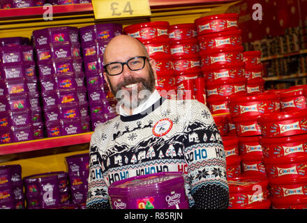 Southport, Merseyside, UK. 13 Dez, 2018. Matthäus Ashton (MR) zeigt Weihnachtsstimmung bei Tesco als Mitarbeiter im festlichen Spaß verbinden. Tesco Mitarbeiter in den Weihnachten festliche Stimmung durch die Unterstützung von Speichern Weihnachten jumper Tag der Kinder. Personal vereinbart einfach auf einem albernen Pullover Stick und fördern Spenden zu helfen, das Leben von Kindern retten. Freitag zum siebten jährlichen Weihnachten Jumper Tag der Mittelbeschaffung für Nächstenliebe in der kammgarn sartorial Ereignis des Jahres, Kredit: MediaWorldImages/AlamyLiveNews. Stockfoto