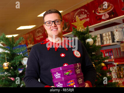 Southport, Merseyside, UK. 13 Dez, 2018. Paul (Manager) zeigt Weihnachtsstimmung bei Tesco als Mitarbeiter im festlichen Spaß verbinden. Tesco Mitarbeiter in den Weihnachten festliche Stimmung durch die Unterstützung von Speichern Weihnachten jumper Tag der Kinder. Personal vereinbart einfach auf einem albernen Pullover Stick und fördern Spenden zu helfen, das Leben von Kindern retten. Freitag zum siebten jährlichen Weihnachten Jumper Tag der Mittelbeschaffung für Nächstenliebe in der kammgarn sartorial Ereignis des Jahres, Kredit: MediaWorldImages/AlamyLiveNews. Stockfoto