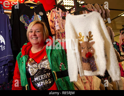 Southport, Merseyside, UK. 13 Dez, 2018. Marie Pellow zeigt Weihnachtsstimmung bei Tesco als Mitarbeiter im festlichen Spaß verbinden. Tesco Mitarbeiter in den Weihnachten festliche Stimmung durch die Unterstützung von Speichern Weihnachten jumper Tag der Kinder. Personal vereinbart einfach auf einem albernen Pullover Stick und fördern Spenden zu helfen, das Leben von Kindern retten. Freitag zum siebten jährlichen Weihnachten Jumper Tag der Mittelbeschaffung für Nächstenliebe in der kammgarn sartorial Ereignis des Jahres, Kredit: MediaWorldImages/AlamyLiveNews. Stockfoto