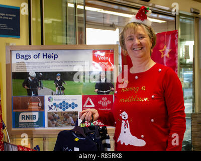 Southport, Merseyside, UK. 13 Dez, 2018. Barbara Murray, Gemeinschaft Chamiopn, (HERR) zeigt den Geist von Weihnachten bei Tesco als Mitarbeiter im festlichen Spaß verbinden. Tesco Mitarbeiter in den Weihnachten festliche Stimmung durch die Unterstützung von Speichern Weihnachten jumper Tag der Kinder. Personal vereinbart einfach auf einem albernen Pullover Stick und fördern Spenden zu helfen, das Leben von Kindern retten. Freitag zum siebten jährlichen Weihnachten Jumper Tag der Mittelbeschaffung für Nächstenliebe in der kammgarn sartorial Ereignis des Jahres, Kredit: MediaWorldImages/AlamyLiveNews. Stockfoto