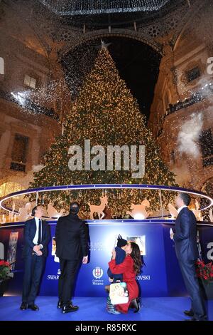 Beleuchtung Weihnachtsbaum 'Digital Christmas Tree von Swarovski' am Octagon der Galleria Vittorio Emanuele. Im Bild von links: Giuseppe Sala, Michele Molon, Belen Rodriguez und Sohn Santiago und Massimo La Greca (Maurizio Maule, Mailand - 2018-12-04) p.s. La foto e 'utilizzabile nel rispetto del contesto in Cui e' Stata scattata, e senza intento diffamatorio del decoro delle Persone rappresentate Stockfoto