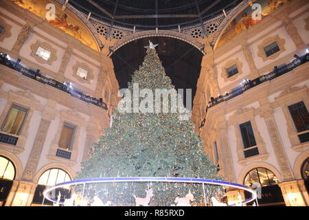 Beleuchtung Weihnachtsbaum 'Digital Christmas Tree von Swarovski' am Octagon der Galleria Vittorio Emanuele. (Maurizio Maule, Mailand - 2018-12-04) p.s. La foto e 'utilizzabile nel rispetto del contesto in Cui e' Stata scattata, e senza intento diffamatorio del decoro delle Persone rappresentate Stockfoto