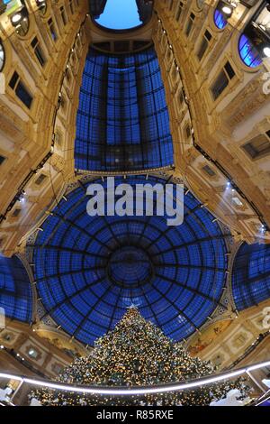 Beleuchtung Weihnachtsbaum 'Digital Christmas Tree von Swarovski' am Octagon der Galleria Vittorio Emanuele. (Maurizio Maule, Mailand - 2018-12-04) p.s. La foto e 'utilizzabile nel rispetto del contesto in Cui e' Stata scattata, e senza intento diffamatorio del decoro delle Persone rappresentate Stockfoto