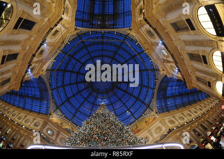 Beleuchtung Weihnachtsbaum 'Digital Christmas Tree von Swarovski' am Octagon der Galleria Vittorio Emanuele. (Maurizio Maule, Mailand - 2018-12-04) p.s. La foto e 'utilizzabile nel rispetto del contesto in Cui e' Stata scattata, e senza intento diffamatorio del decoro delle Persone rappresentate Stockfoto