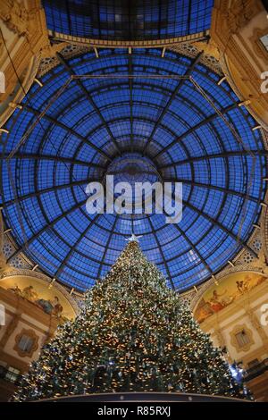 Beleuchtung Weihnachtsbaum 'Digital Christmas Tree von Swarovski' am Octagon der Galleria Vittorio Emanuele. (Maurizio Maule, Mailand - 2018-12-04) p.s. La foto e 'utilizzabile nel rispetto del contesto in Cui e' Stata scattata, e senza intento diffamatorio del decoro delle Persone rappresentate Stockfoto