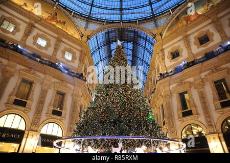 Beleuchtung Weihnachtsbaum 'Digital Christmas Tree von Swarovski' am Octagon der Galleria Vittorio Emanuele. (Maurizio Maule, Mailand - 2018-12-04) p.s. La foto e 'utilizzabile nel rispetto del contesto in Cui e' Stata scattata, e senza intento diffamatorio del decoro delle Persone rappresentate Stockfoto