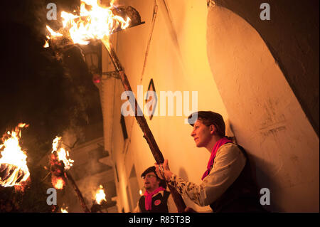 Malaga, Spanien. 13 Dez, 2018. Dorfbewohner sind gesehen halten Fackeln, wie Sie entlang der Straßen während der Feier der 'Divina Pastora 'Virgin Prozession gehen. Am Vorabend des Festes der Santa Lucia, jede Nacht von 12. Dezember, Dorfbewohner beteiligten sich an der traditionellen Feier der 'Los Rondeles" die brennenden wickers Körbe (auch bekannt als 'rondeles') in Öl getränkt. Um die Straßen, die Jungfrau der 'Los Rondeles" von den Teilnehmern in einem Ritual Licht und Feuer geehrt wird. Credit: Jesus Merida/SOPA Images/ZUMA Draht/Alamy leben Nachrichten Stockfoto