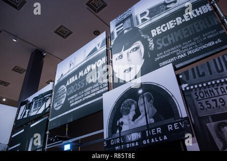 Bonn, Deutschland. 13 Dez, 2018. Film Poster können in der Ausstellung "Kino der Moderne - Film in der Weimarer Republik gesehen werden' in der Bundeskunsthalle. Die Ausstellung ist vom 14. Dezember 2018 bis 24. März 2019 zu sehen. Credit: Rolf Vennenbernd/dpa/Alamy leben Nachrichten Stockfoto