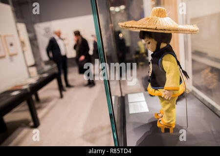 Bonn, Deutschland. 13 Dez, 2018. Eine chinesische Puppe (Lenci Serie 188 A, 1928), die die Schauspielerin M. Dietrich mit ihr auf ihren Reisen nahm als Glücksbringer, in der Ausstellung "Kino der Moderne - Film in der Weimarer Republik gesehen werden' in der Bundeskunsthalle. Die Ausstellung ist vom 14. Dezember 2018 bis 24. März 2019 zu sehen. Credit: Rolf Vennenbernd/dpa/Alamy leben Nachrichten Stockfoto