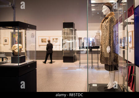 Bonn, Deutschland. 13 Dez, 2018. Ein Mantel getragen von der Schauspielerin Marlene Dietrich im Film "Der Blaue Engel" in der Bundeskunsthalle in der Ausstellung "Kino der Moderne - Film in der Weimarer Republik gesehen werden. Die Ausstellung ist vom 14. Dezember 2018 bis 24. März 2019 zu sehen. Credit: Rolf Vennenbernd/dpa/Alamy leben Nachrichten Stockfoto